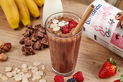 batido sustitutivo beSLIM sabor chocolate acompañado con frutos y semillas