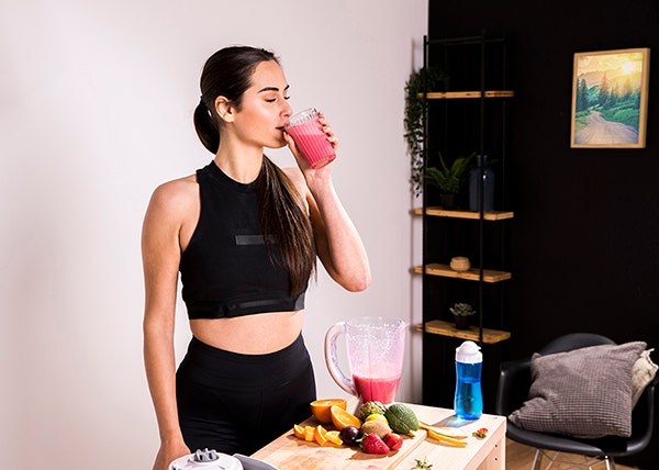 mujer bebiendo un batido adelgazante biManán