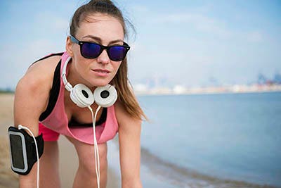 mujer joven lista para hacer ejercicio en la playa 
